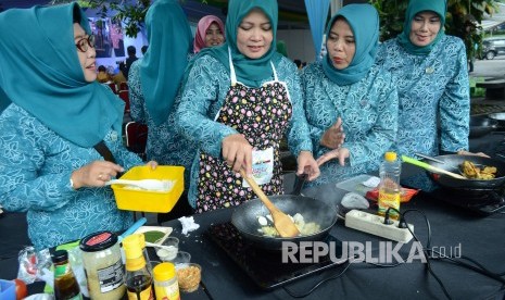 Demo masak menggunakan kompor listrik pada Peluncuran Program Konversi Kompor Gas Ke Kompor Listrik pada Gebyar Energi Juara 2019, di halaman parkir Gedung Sate, Kota Bandung, Selasa (9/4).