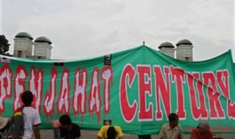 Demo meminta kasus Century dituntaskan.