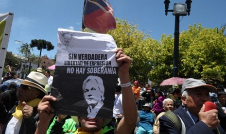 Demo mendukung pemberian suaka politik untuk Julian Assange oleh pemerintah Ekuador