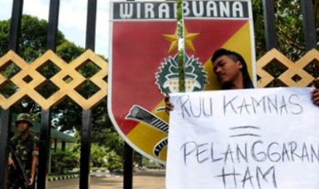 Demo menolak RUU Kamnas di Markas Kodam VII Wirabuana, Makassar, Sulawesi Selatan.