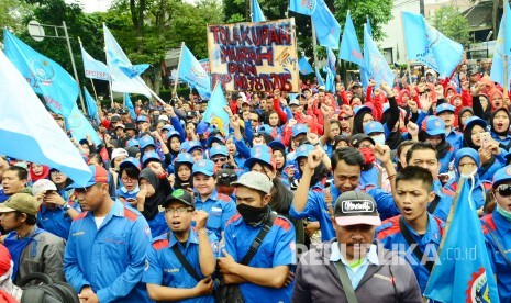 Demo ribuan buruh di depan Gedung DPRD Jawa Barat, Kota Bandung, Selasa (21/11).