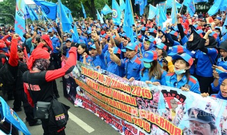 Demo ribuan buruh di depan Gedung DPRD Jawa Barat, Kota Bandung, Selasa (21/11).