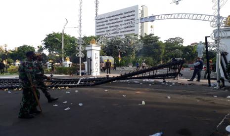 Demo Ricuh, Pintu Barat dan Timur Grahadi Jebol