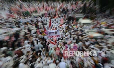 Demo serupa dengan 4 November 2016 rencananya kembali digelar di 2 Desember 2016 terkait dugaan penistaan agama yang dilakukan Basuki Tjahaja Purnama.