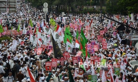 Demo serupa dengan 4 November 2016 rencananya kembali digelar di 2 Desember 2016 terkait dugaan penistaan agama yang dilakukan Basuki Tjahaja Purnama.