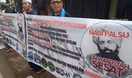 Warga tolak aktivitas jemaat Ahmadiyah di Sawangan, Kota Depok, Jawa Barat, Jumat (31/1). 