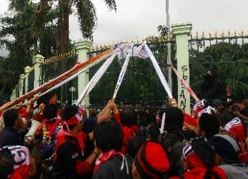 DEMO TOLAK BBM. Mahasiswa pengunjukrasa berusaha menjebol pagar saat melakukan aksi menolak kenaikan harga BBM di depan gedung DPR/MPR, Jakarta, Kamis (29/3)