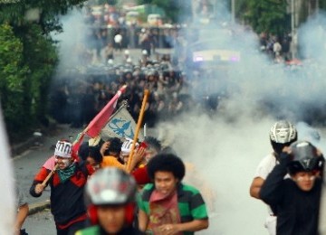 DEMO TOLAK BBM. Sejumlah pengunjukrasa melarikan diri saat polisi menembakkan gas air mata polisi ketika melakukan aksi menolak kenaikan harga BBM di depan gedung DPR/MPR, Jakarta, Kamis (29/3). Petugas kepolisian terpaksa membubarkan aksi tersebut karena 