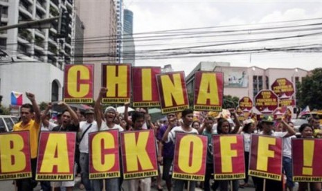 Demo warga Filipina di depan Kedubes Cina di Manila 