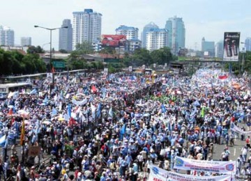 Demo buruh di Gatot Subroto, beberapa waktu lalu.