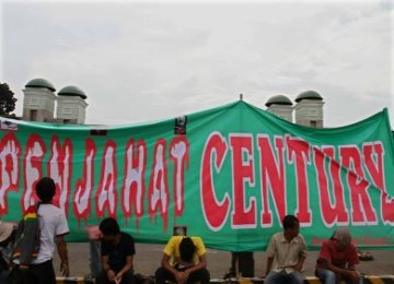 Demo meminta kasus Century dituntaskan.