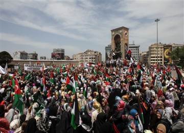 Demo mengutuk penyerangan tentara Israel terhadap kapal Mavi Marmara di Istanbul Turki