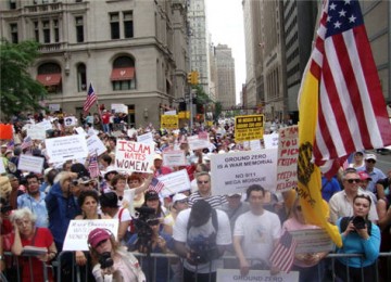 Demo menolak pembangunan masjid di dekat ground zero