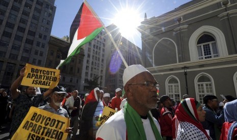 Demonstasi di Cape Town, Afrika Selatan, Selasa (15/5), menentang penggunaan kekerasan mematikan tentara Israel kepada warga Palestina di perbatasan Gaza pada Senin (14/5). 