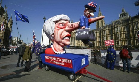 Demonstran anti-Brexit membawa patung Perdana Menteri Theresa May dekat College Green di Houses of Parliament, London, Senin (1/4).