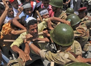 Demonstran anti-pemerintah terlibat dorong-dorongan dengan tentara Yaman dalam aksi menuntut Presiden Yaman, Ali Abdullah Saleh, mundur di Taiz, Yaman, beberapa waktu lalu. 