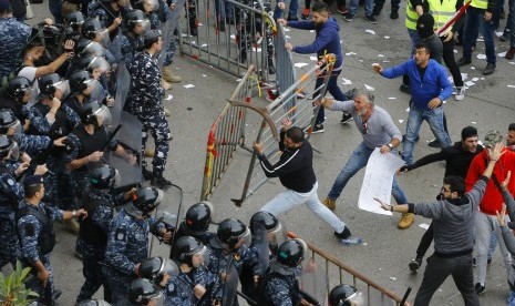 Demonstran antipemerintah bentrok dengan polisi antihuru-hara di Beirut, Lebanon.