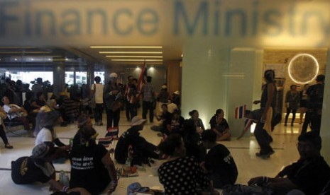 Demonstran antipemerintah menduduki kantor Kementrian Keuangan di Ibu Kota Bangkok, Thailand, Senin (25/11/2013)