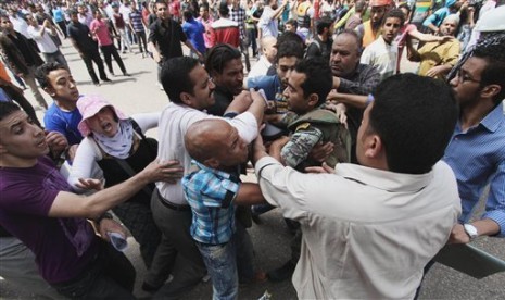 Demonstran bentrok dengan aparat Mesir