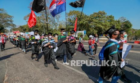  Demonstran berbaris selama protes terhadap kudeta militer baru-baru ini di Yangon, Myanmar, Kamis (11/2). Massa besar yang berdemonstrasi menentang pengambilalihan militer di Myanmar kembali menentang larangan protes.