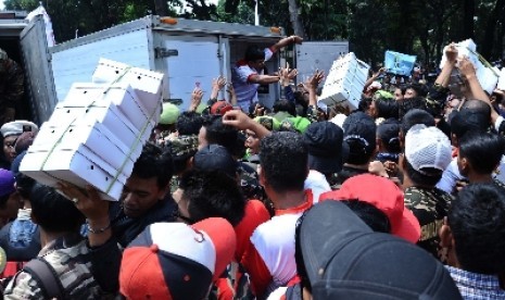 Demonstran berebut nasi kotak saat unjukrasa didepan Mahkamah Konstitusi (MK), Jakarta, Rabu (20/8). 