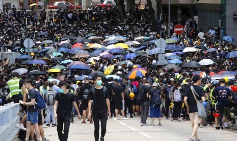 Demonstran berkumpul di jalanan dekat kantor pemerintahan di Hong Kong, Jumat (21/6). Ratusan demonstran yang kebanyakan mahasiswa memblokir jalan menuntut pemimpin Hong Kong mundur.