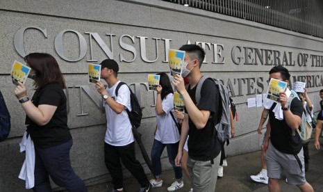 Demonstran berkumpul di luar Konsulat AS di Hong Kong, Rabu (26/6). Mereka menuntut aturan ekstradisi Hong Kong diangkat dalam konferensi G-20 di Jepang.