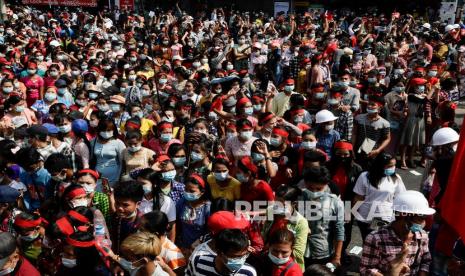 Demonstran berkumpul untuk memprotes kudeta militer di Yangon, Myanmar, Sabtu (6/2).  Ribuan orang ambil bagian dalam protes di Yangon.