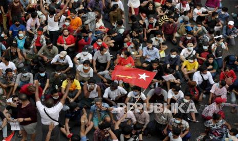 Demonstran berkumpul untuk memprotes kudeta militer di Yangon, Myanmar, Sabtu (6/2). Ribuan orang ambil bagian dalam protes di Yangon.