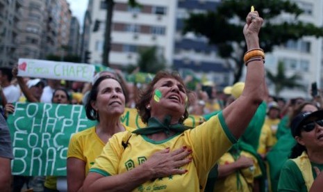 Demonstran Brasil di Pantai Copacabana, Rio de Janeiro turun ke jalan menuntut pemberantasan korupsi, Ahad, 4 Desember 2016.