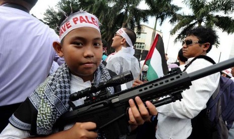 Demonstran dari Forum Silaturahmi Lembaga Dakwah Kampus (FSLDK) dan elemen masyarakat melakukan aksi simpatik di Bundaran HI,Jakarta, Jumat (11/7). (Republika/ Tahta Aidilla).