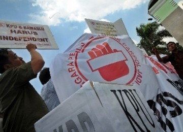  Demonstran dari Koalisi Masyarakat Peduli Pemilu berunjukrasa di depan gedung DPR, Jakarta, Rabu (14/9). Mereka menolak partai politik di Komisi Pemilihan Umum (KPU), Karena akan mencederai independensi dan berpotensi menggangu kelancaran pemilu 2014.