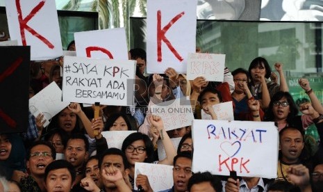 Demonstran dari Koalisi Masyarakat Sipil Anti Korupsi melakukan aksi simpatik di halaman kantor Komisi Pemberantasan Korupsi (KPK), Jakarta, Jumat (23/1). Mereka meminta segera membebaskan Wakil Ketua Bambang Widjojanto yang ditangkap oleh Bareskrim dan me