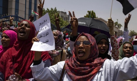 Demonstran dari profesi medis berunjuk rasa dan menduduki Armed Forces Square, di Khartoum, Sudan, Rabu (17/4). 