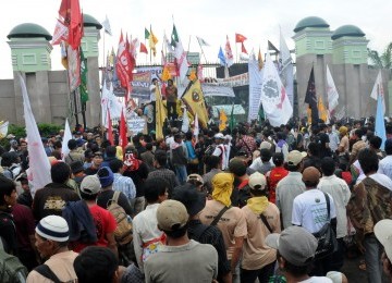 Demonstran dari Sekretariat Bersama Pemulihan Hak-Hak Rakyat Indonesia melakukan aksi unjuk rasa di depan gedung DPR, Jakarta, Kamis (12/1).(Republika/Tahta Aidilla)