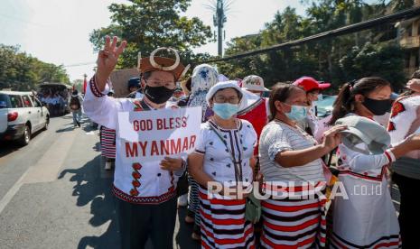  Demonstran dengan pakaian etnis Chin menunjukkan simbol perlawanan tiga jari selama protes terhadap kudeta militer baru-baru ini di Yangon, Myanmar Kamis (11/2). Amnesty Internasional menyebut bahwa kepolisian Myanmar telah menggunakan senapan serbu terhadap demonstran yang menentang kudeta militer. Amnesty bahkan menyebut kalau militer setempat telah menembak kepala seorang wanita dalam aksi tersebut.