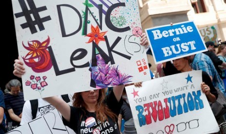 Demonstran di hari pertama konvensi Partai Demokrat di Philadelphia, AS