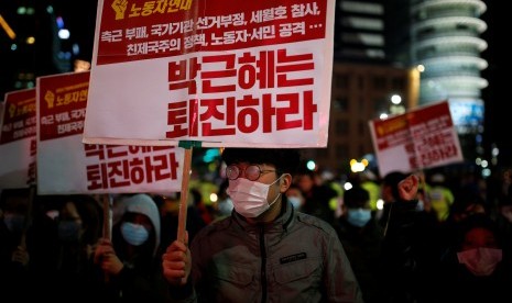 Demonstran di Seoul, Korea Selatan menuntut Presiden Park Geun-hye turun dari jabatannya.