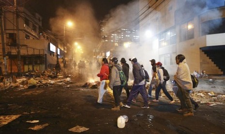 Demonstran diminta pergi dari taman El Arbolito di Quito, Ekuador, Sabtu (12/10). Ekuador memberlakukan jam malam imbas kericuhan akibat protes.