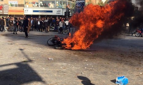 Demonstran Iran bentrok di jalan-jalan menyusul kenaikan harga bahan bakar di kota Isfahan, Iran .