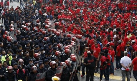 Demonstran kaos merah berhadapan dengan aparat Malaysia, Rabu (18/9).