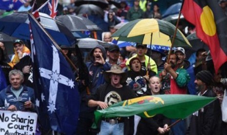   Demonstran kelompok Reclaim Australia berunjuk rasa di Sydney meski diwarnai hujan lebat.