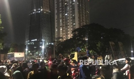 Demonstran mahasiswa memadati stasiun Palmerah, Selasa (24/9).