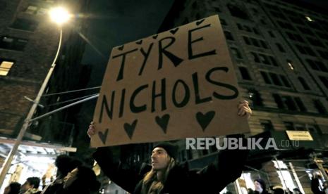 Demonstran melakukan aksi protes di Washington Square Park, New York, AS, Ahad (29/1/2023) WIB. Ribuan orang berdemo memprotes penganiayaan terhadap pria kulit hitam Tyre Nichols oleh polisi di Kota Memphis. 