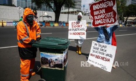 Demonstran melakukan aksi terkait penyelundupan sampah plastik di Depan Kedutaan Besar Amerika Serikat, Jakarta, Jumat (19/7/2019).