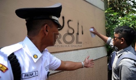  Demonstran melakukan aksi vandalisme saat unjuk rasa di depan kantor Freeport, Kuningan, Jakarta, Kamis (26/11). (Republika/Tahta Aidilla)