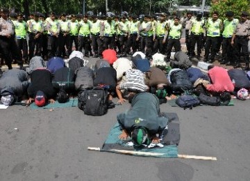 Demonstran melakukan shalat di sela-sela aksinya menolak rencana pemerintah menaikkan harga bahan bakar minyak (BBM). (ilustrasi)