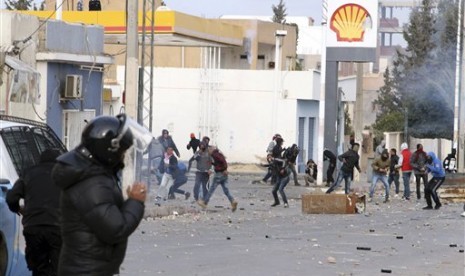 Demonstran melempari polisi di Kota Ennour dekat Kasserine, Tunisia, Rabu, 20 Januari 2016. Tunisia memberlakukan jam malam akibat protes yang meluas.