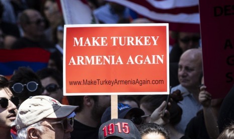 Demonstran membawa poster saat memperingati genosida Armenia di depan Kantor Konsulat Turki di AS. Senat AS loloskan resolusi yang mengakui genosida terhadap warga Armenia seabad lalu. Ilustrasi.