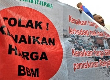 Demonstran membentangkan spanduk saat menggelar aksi demonstrasi menolak kenaikan Bahan Bakar Minyak (BBM) per 1 April mendatang. (ilustrasi). 